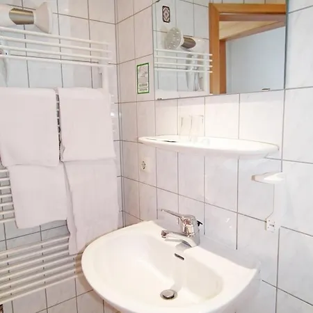 & Zur Linde Hotel